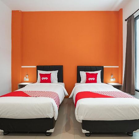 Oyo Flagship 1575 Urban 18 Hotel Surabaia Exterior foto
