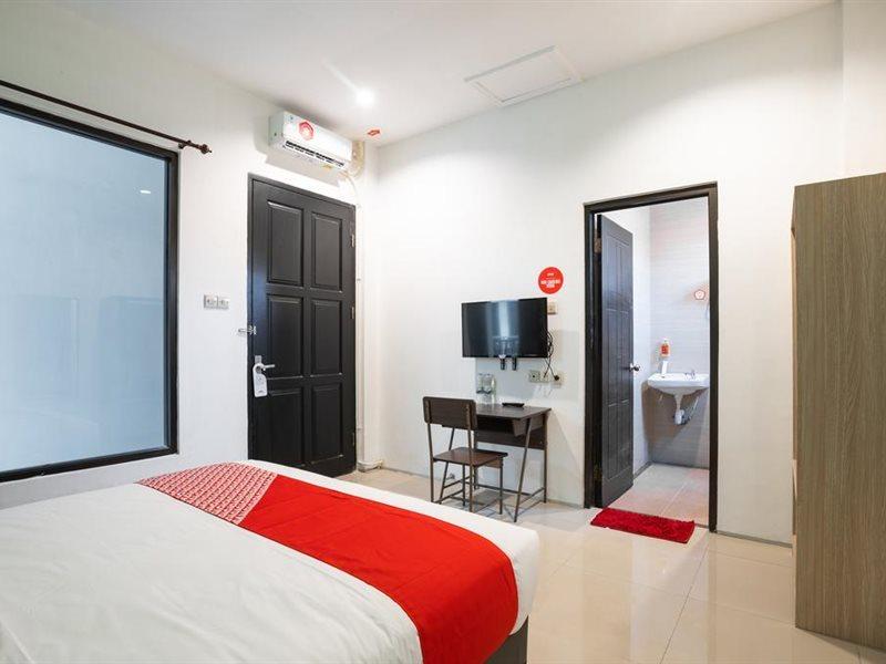 Oyo Flagship 1575 Urban 18 Hotel Surabaia Exterior foto