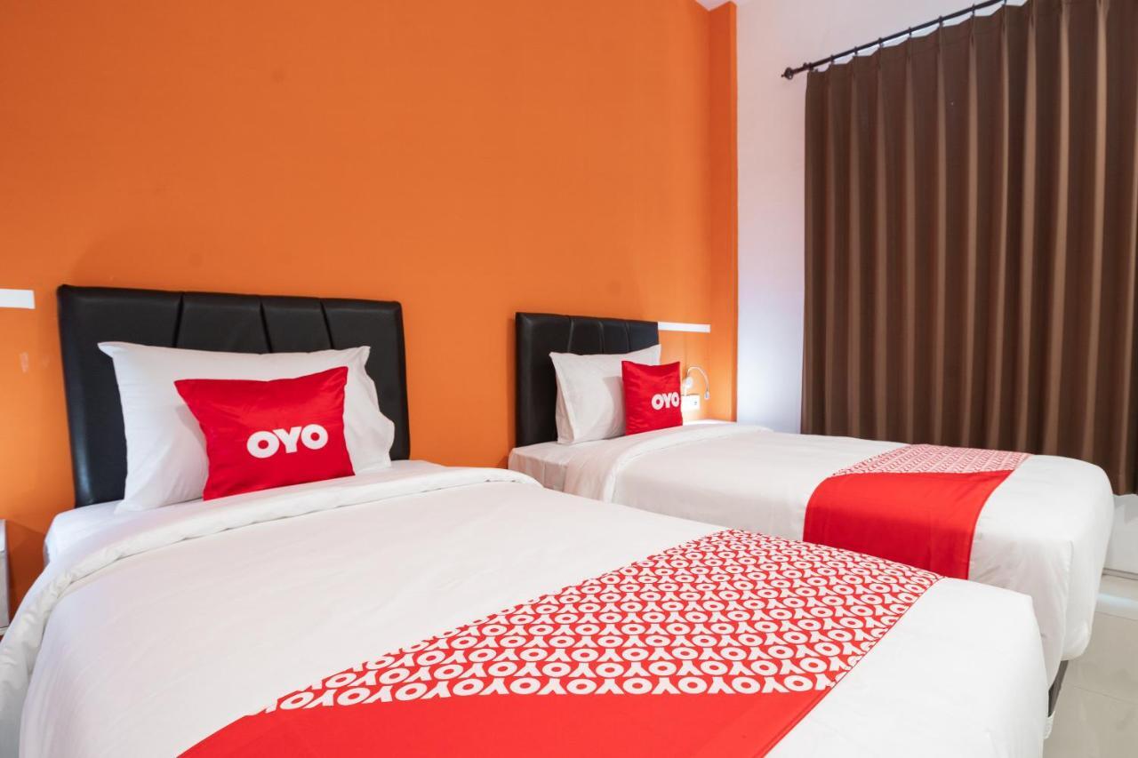 Oyo Flagship 1575 Urban 18 Hotel Surabaia Exterior foto
